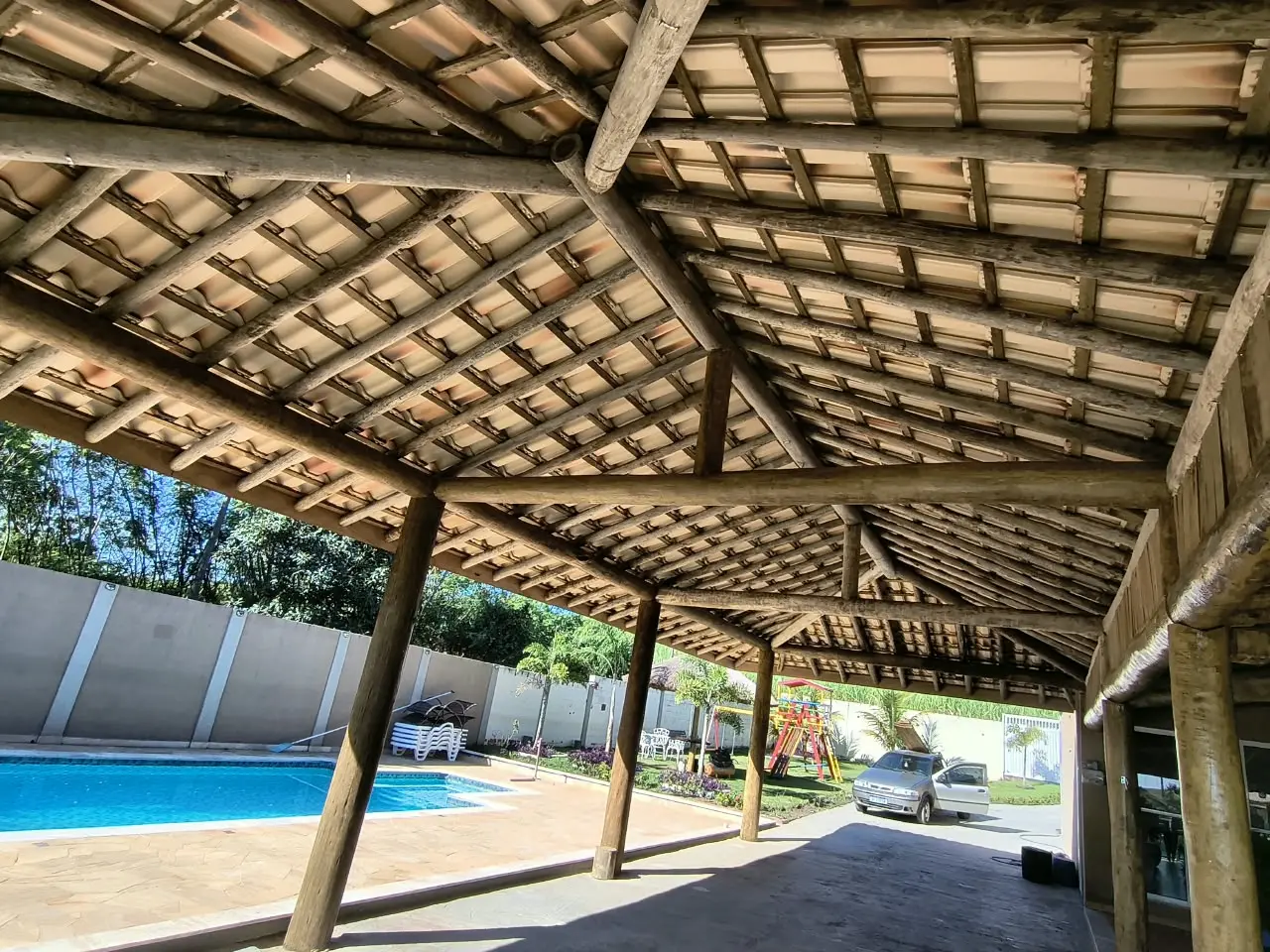 Estrutura de madeira construída junto a uma piscina