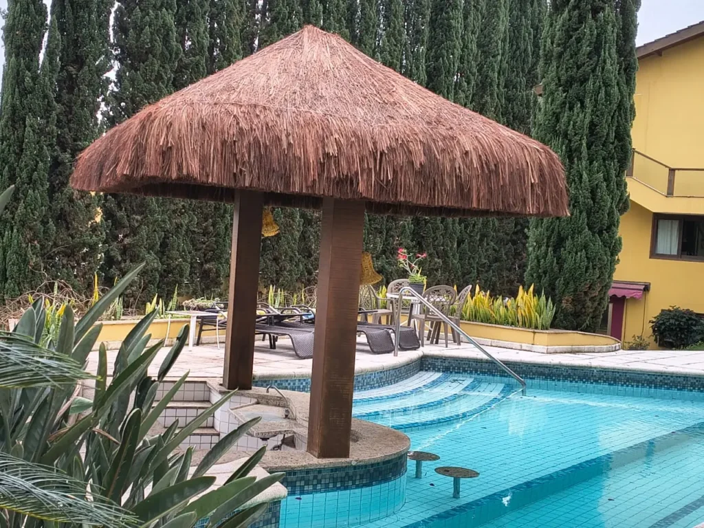 Quiosque de piaçava no centro da piscina