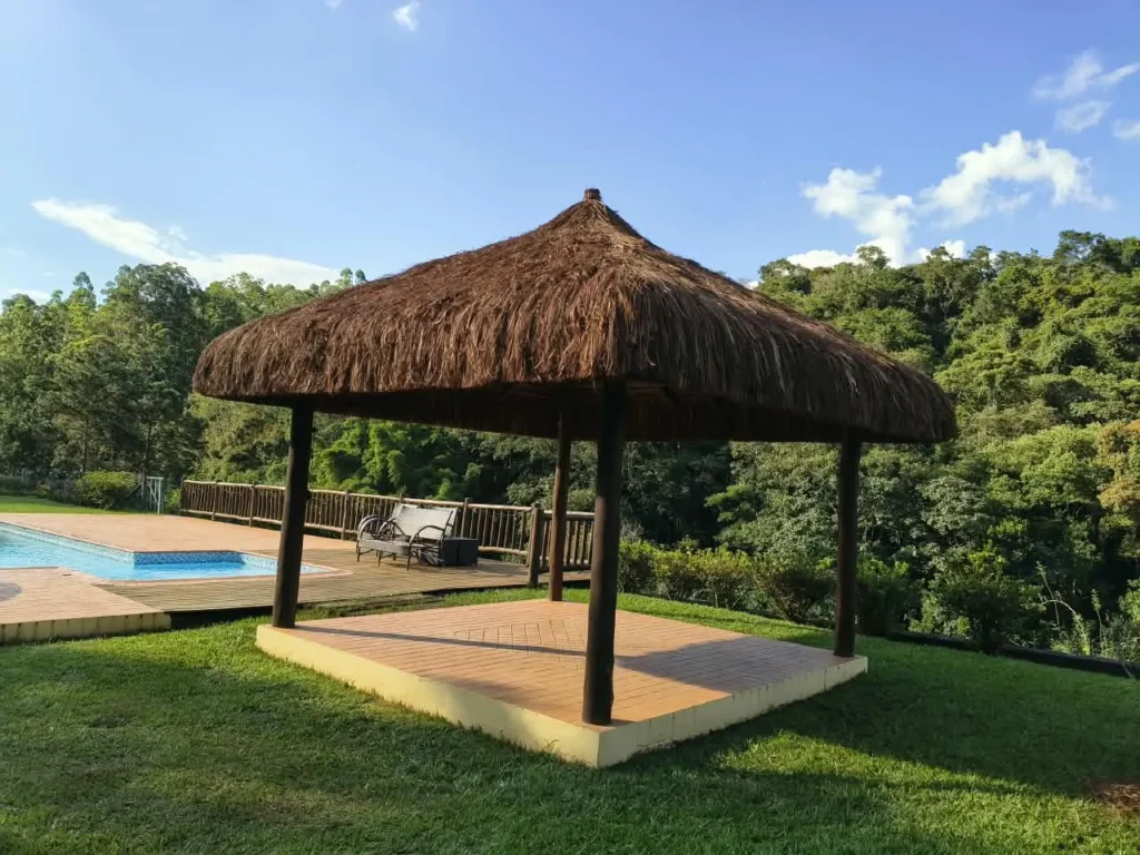 Quiosque de piaçava em área verde
