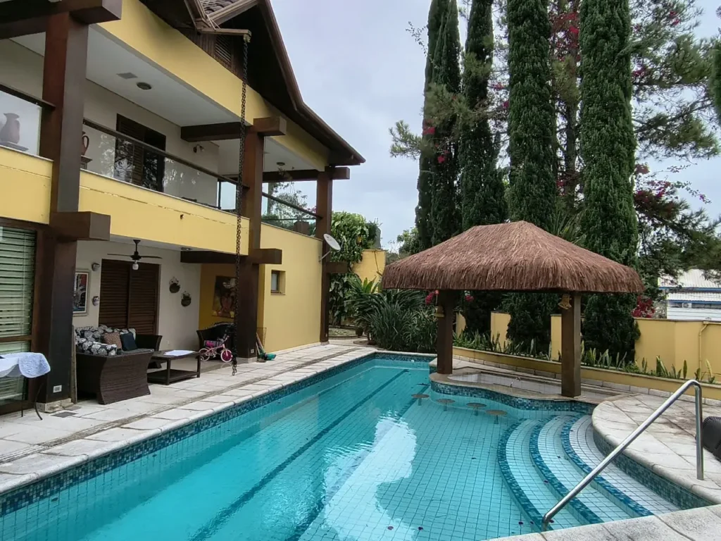 Quiosque de piaçava ao lado da piscina