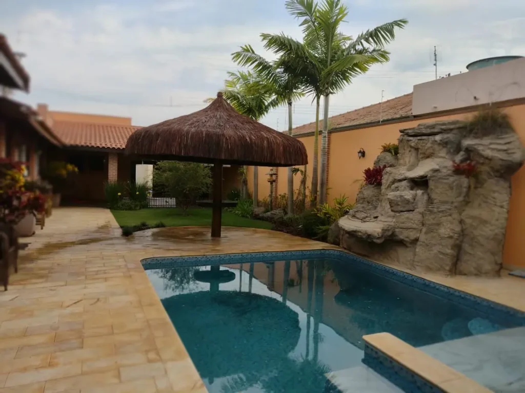 Quiosque natural em área de piscina