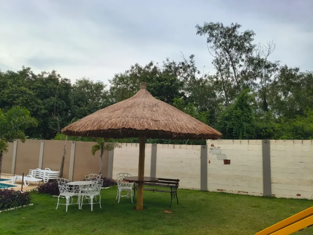 Quiosque natural em jardim residencial