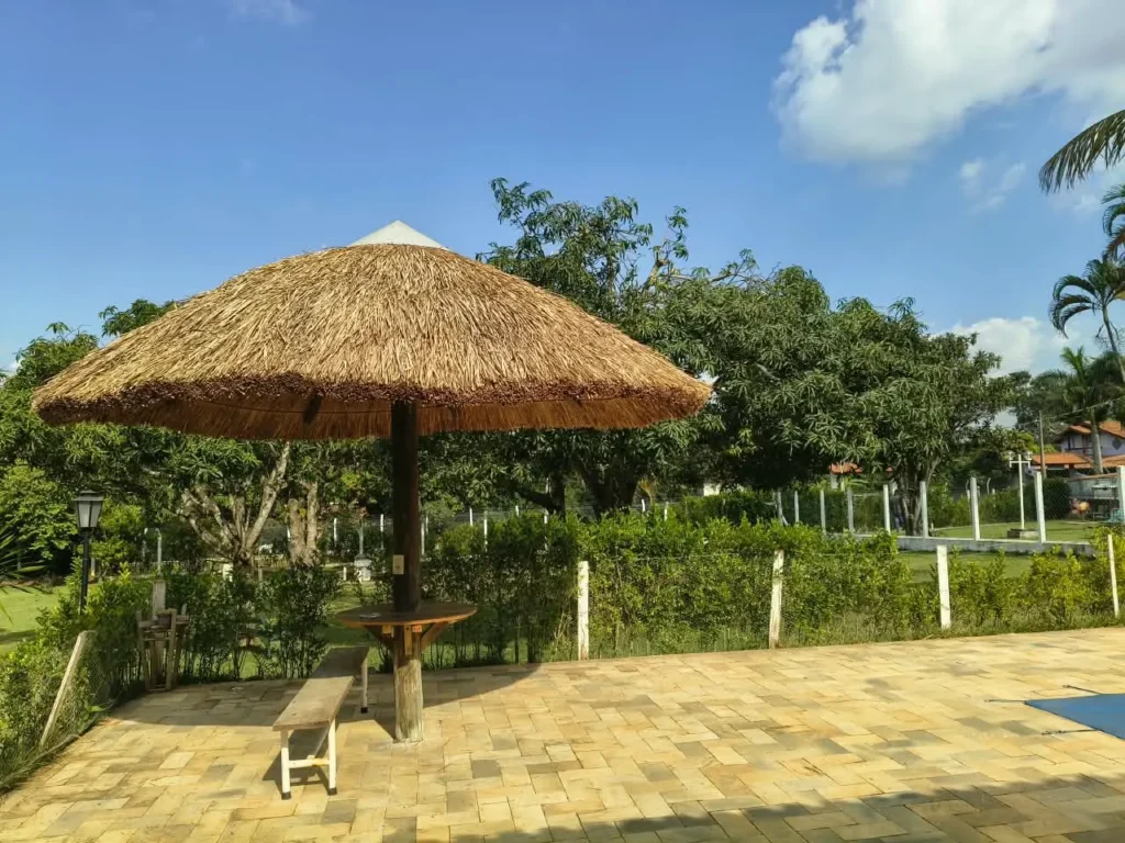 Quiosque de sapê em área de lazer