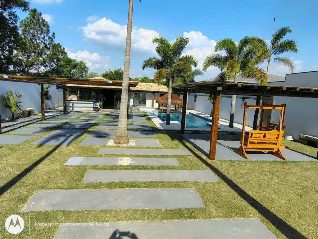 Pergolado linear com área de descanso