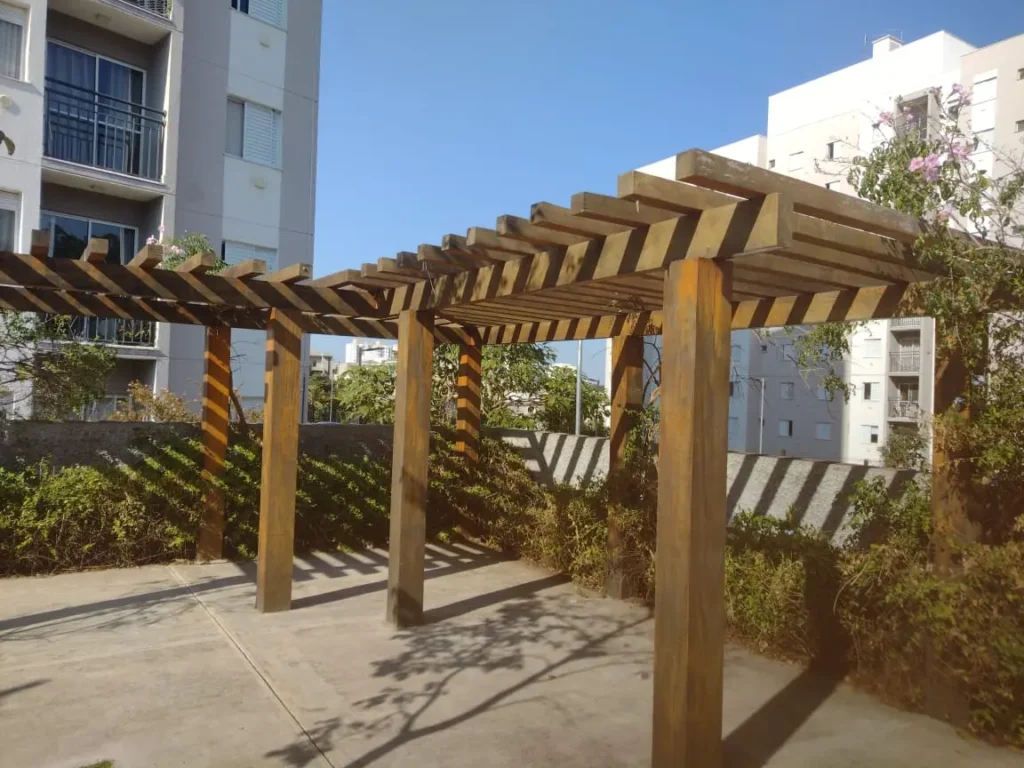 Pergolado de madeira em condomínio residencial