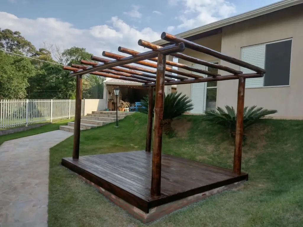 Pergolado com deck elevado